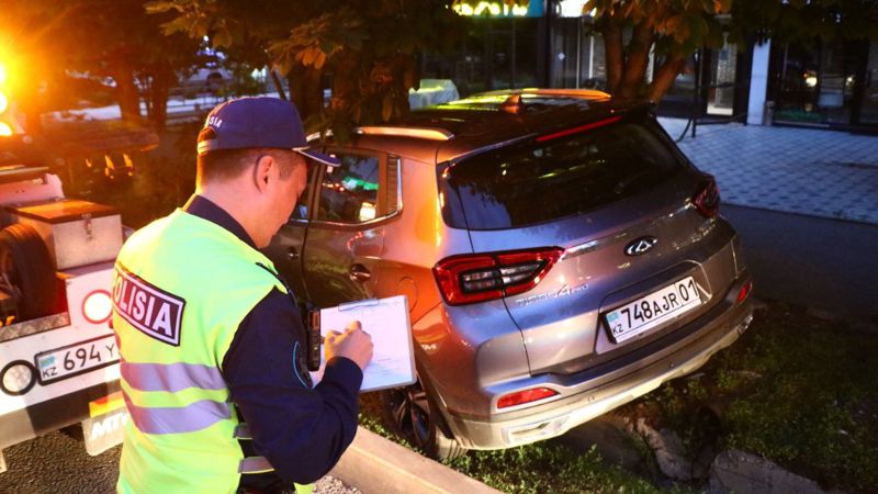 Кроссовер врезался в дерево и провалился в арык в Алматы