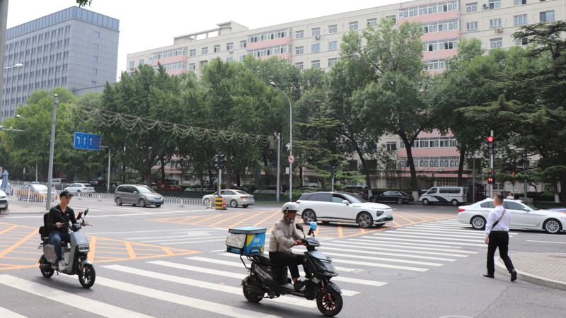 Китай Пекин дорога люди мотористы