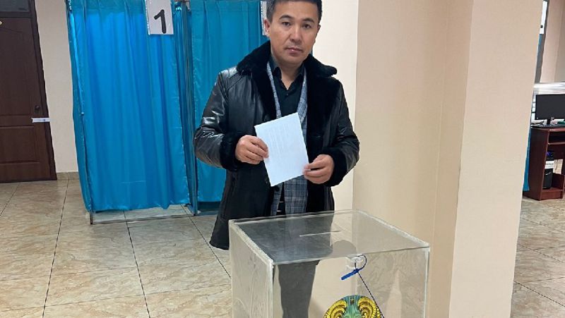 Певец Асхат Таргын проголосовал на выборах