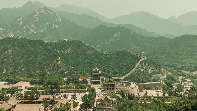 Стена проходит по северному Китаю на протяжении 8851,9 км