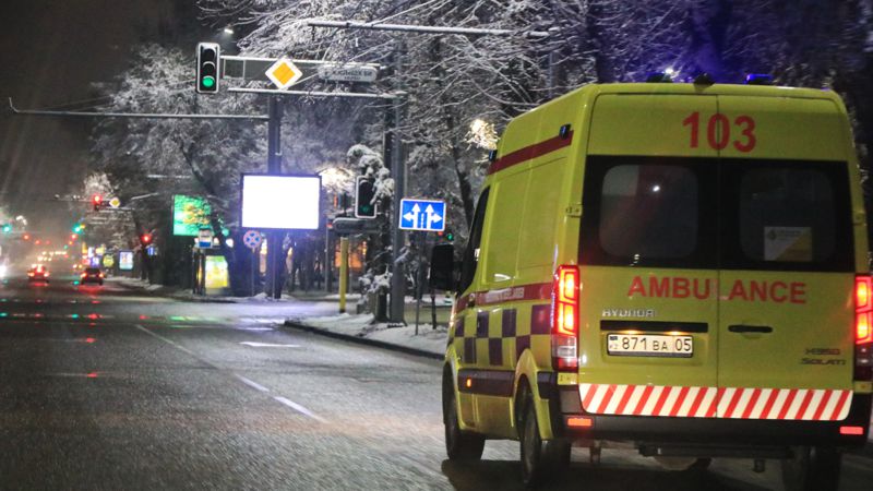 Жедел жәрдем көлігі Ақтауда ер адамның үстіне диван құлап кеткен