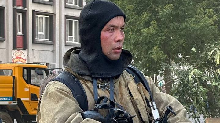 В МЧС показали, как спасатели тушили многоэтажное здание в Алматы, фото - Новости Zakon.kz от 01.08.2023 19:35
