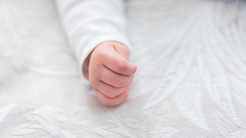 рука ребенка Врачи рассказали о состоянии новорожденного, найденного в мусорном баке в Уральске
