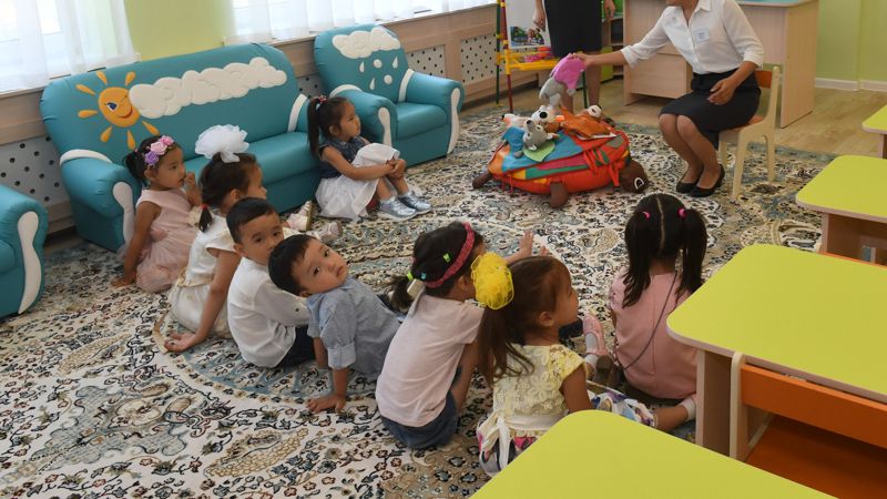 В антисанитарных условиях содержали детей владельцы нелегального детсада в Алматы 