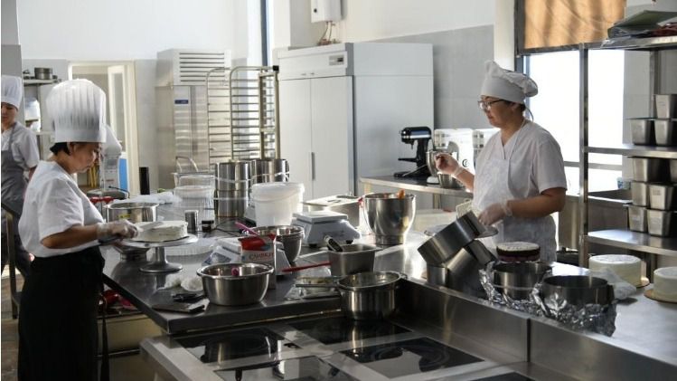 столовая, работницы В Косшы создано 715 новых рабочих мест благодаря развитию предпринимательства