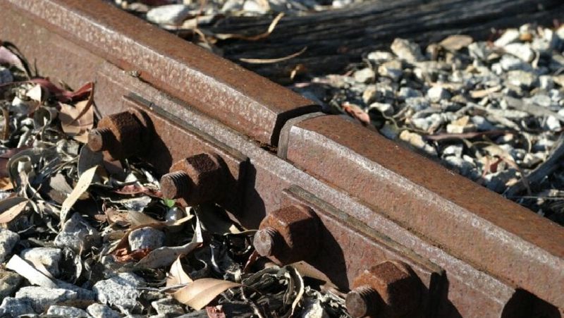 вагоны сошли с рельсов вагоны сошли с рельсов