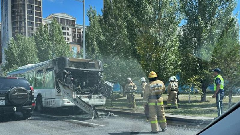 в Нур-Султане загорелся автобус