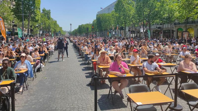 Диктант на улице В Париже прошел самый массовый в мире диктант
