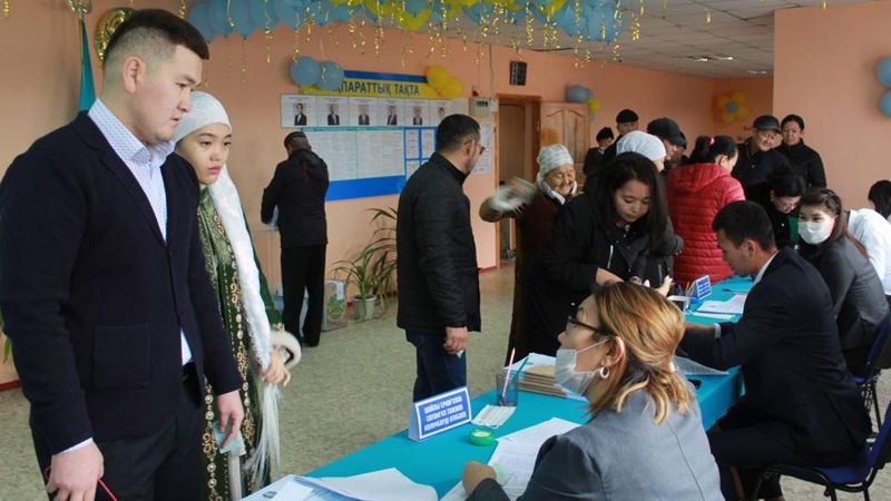В Мангистауской области новоиспеченная келин приняла участие в выборах