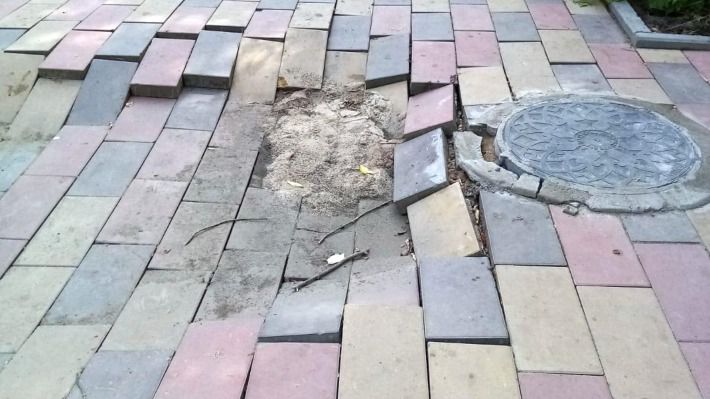 Брусчатка провалилась после ремонта тротуара в Актобе