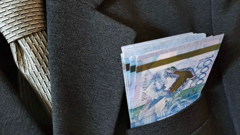 пиджак, деньги, взятка Коррупция в Управлении земельных отношений Шымкента: Антикор задержал руководство