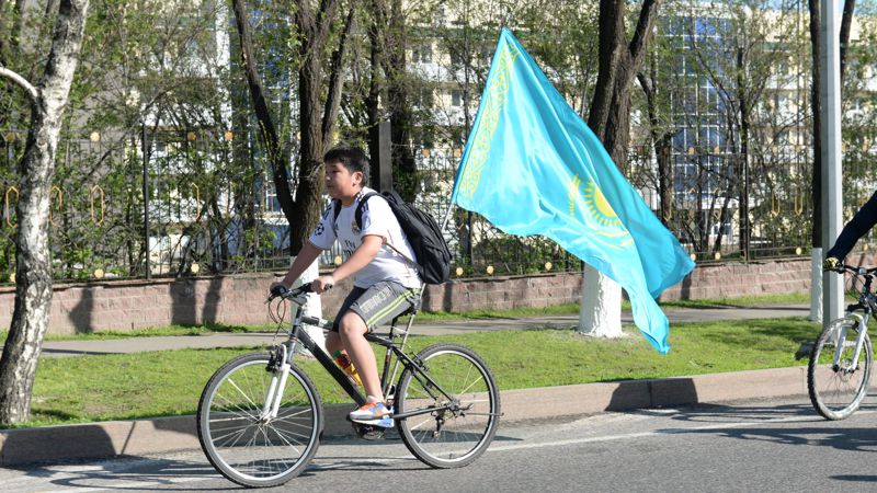 велосипедист с флагом казахстанцам разрешать вывешивать флаг на балкон и в помещениях