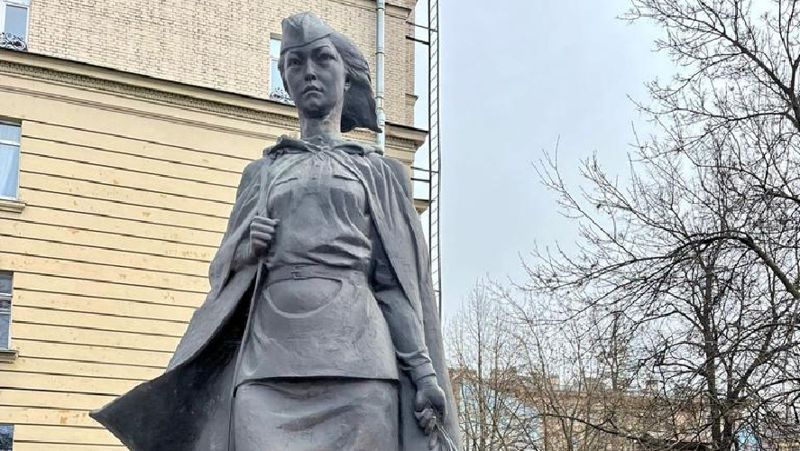 Әлия Молдағұлова ескерткішке гүл қойды