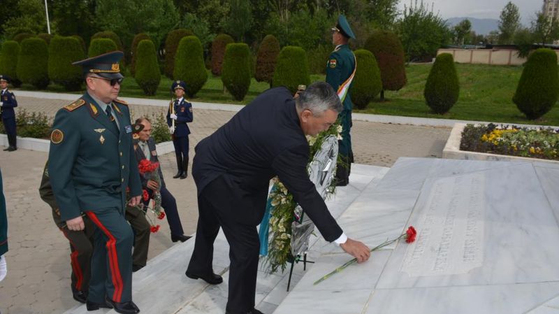 В Душанбе возложили цветы к монументу воинам-казахстанцам