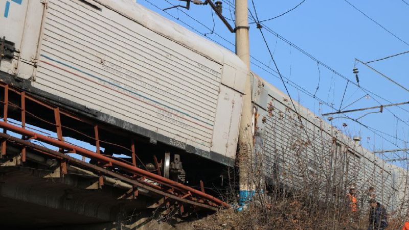 Қарағанды ​​маңында 14 жүк вагоны рельстен шығып кетті