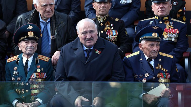 Александр Лукашенко Александр Лукашенко с забинтованной рукой