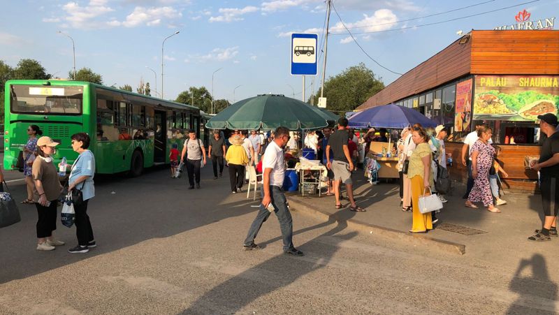 Девочка-продавец рассказала о стихийной торговле на Саяхате 