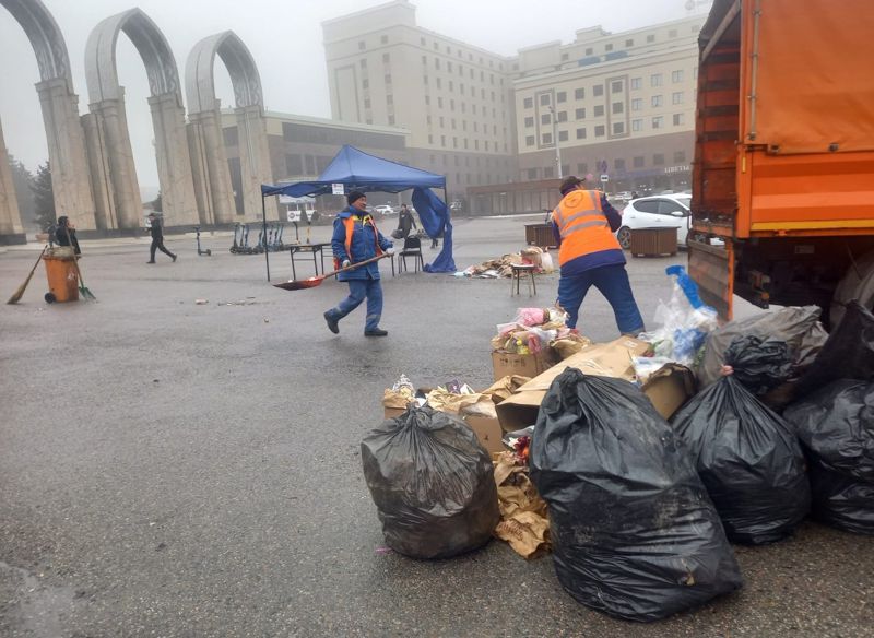 коммунальщики Алматы, уборка мусора после 8 марта
