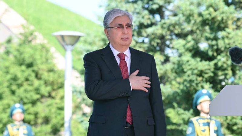 Президент Казахстана Касым-Жомарт Токаев Президент Казахстана Касым-Жомарт Токаев, поднятие флага