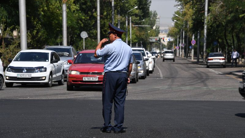 полицейский на дороге В Алматы перекроют движение на двух проспектах