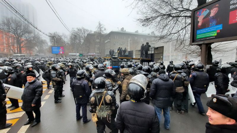 Силовики установили ограждение перед протестующими в Алматы 