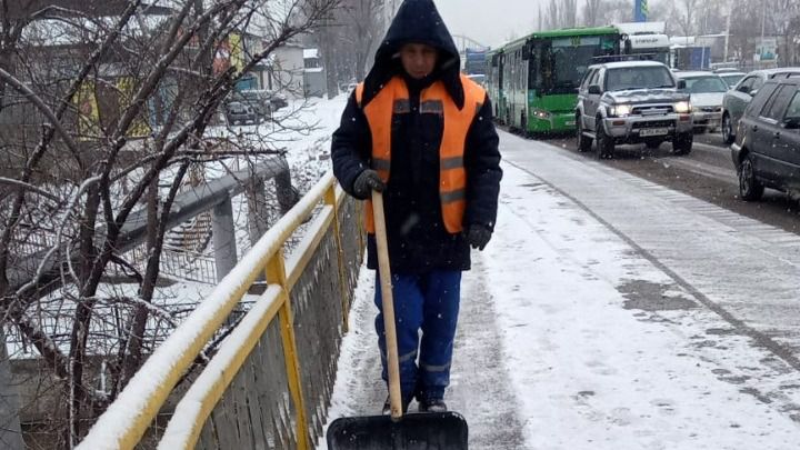 Для уборки снега на улицы Алматы вышло более 400 единиц техники