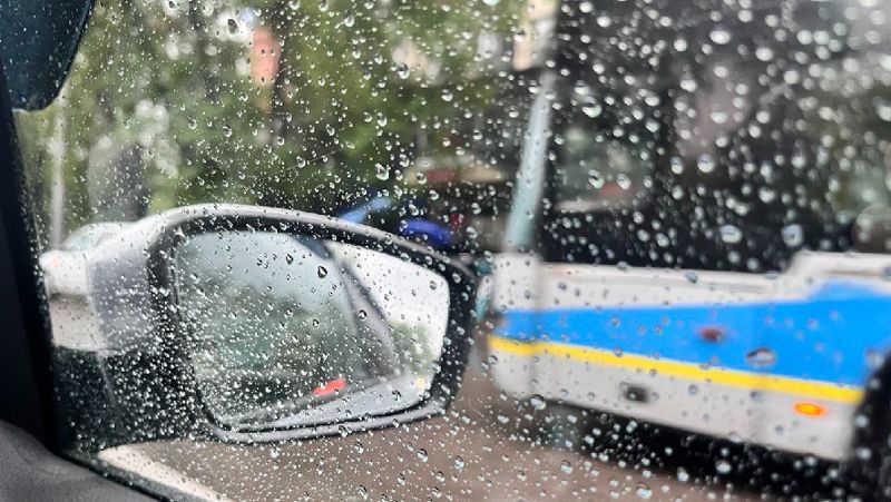 автобус, зеркало машины ливень в Алматы