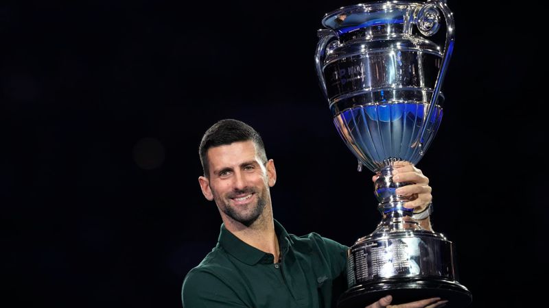 Новаку Джоковичу вручили трофей первой ракетки мира по итогам сезона 2023