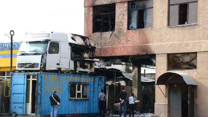 Здание с магазинами по продаже автозапчастей загорелось в Алматы