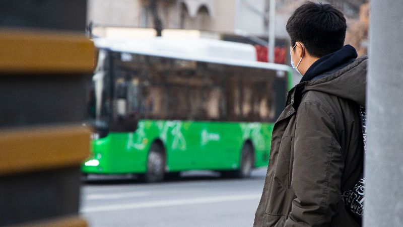 мужчина автобус полумарафон в Алматы, движение транспорта