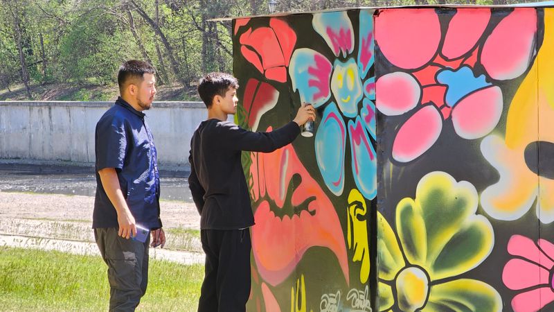 стрит-арт во время субботника в Алматы