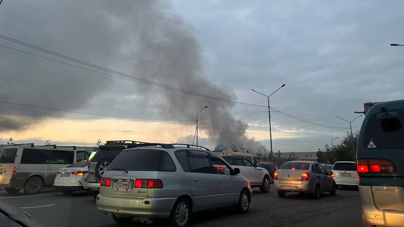 В Алматы горит торговый комплекс "Семиречье"