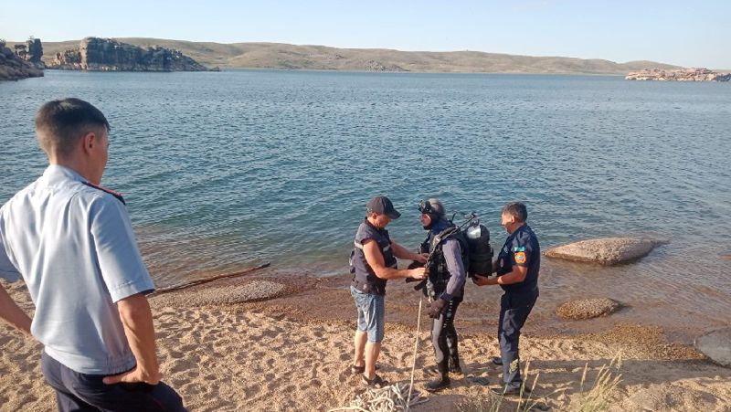 водолаз на берегу Павлодарская область, мужчины, озеро, ДЧС