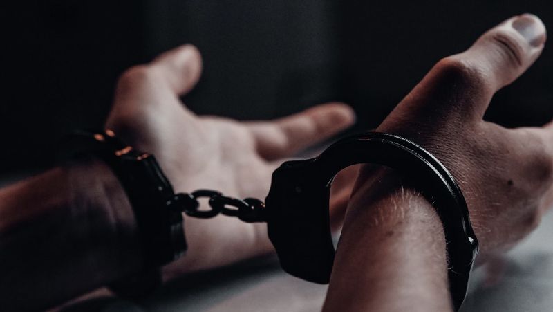 руки в наручниках наркоплантация задержание МВД
