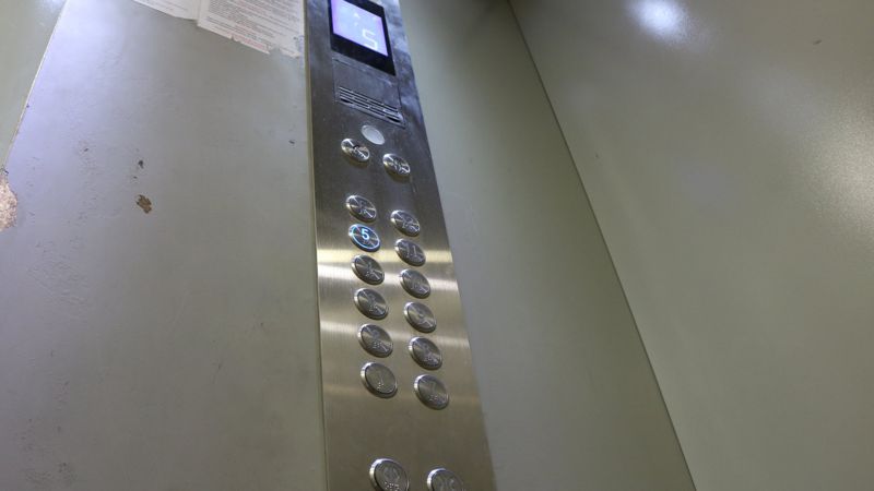 В Алматы сорвался лифт и погиб человек