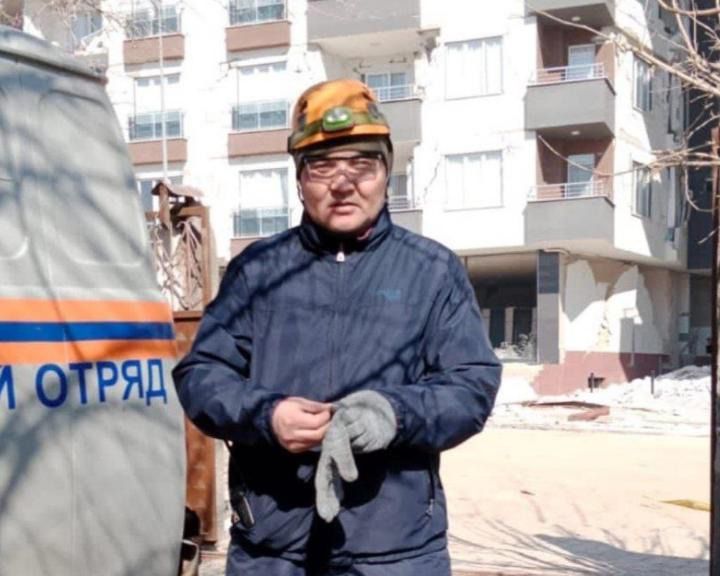 В МЧС поделились фотографиями спасателей вернувшихся с поисково-спасательных работ в Турции