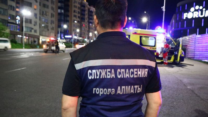 Самокатчик погиб после столкновения с мотоциклом в Алматы