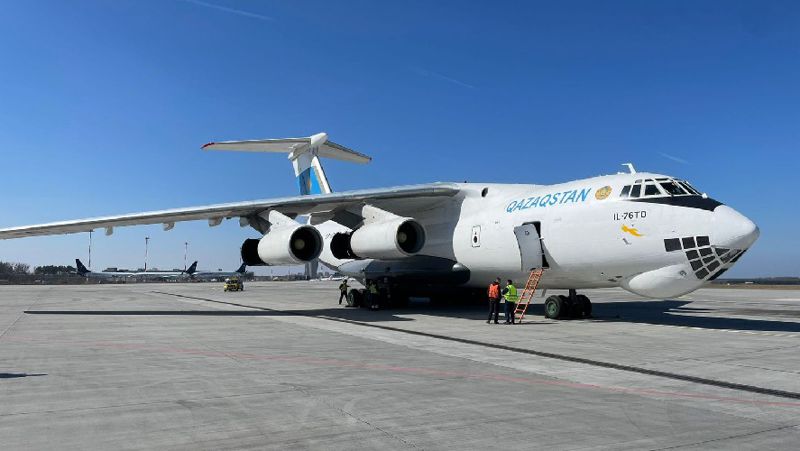 самолет, гуманитарная помощь, Казахстан, Украина самолет, гуманитарная помощь, Казахстан, Украина