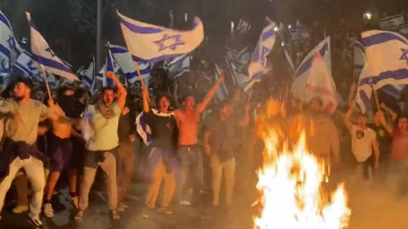 Тысячи людей вышли на протесты в Израиле после увольнения министра обороны 