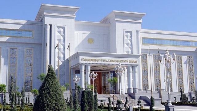 Туркменистан Более 400 заключенных помиловал президент Туркменистана в честь Ночи всемогущества