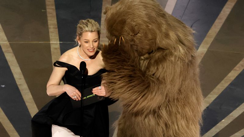 актриса Элизабет Бэнкс на сцену Oscar вышла с медведем