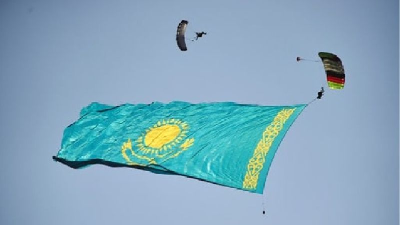 Над Алматы раскрыли самый большой флаг Казахстана