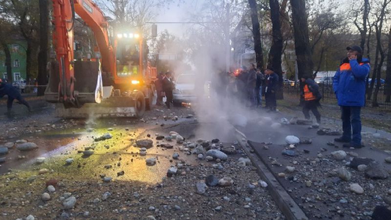 Порыв тепломагистрали по улице Шарипова в Алматы устранили