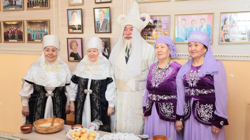Персонаж казахской мифологии поздравил избирателей в Абайской области