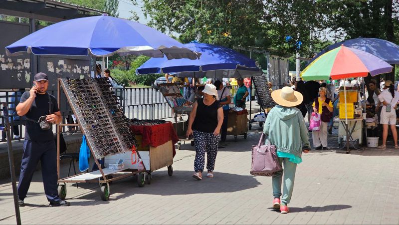 Девочка-продавец рассказала о стихийной торговле на Саяхате 
