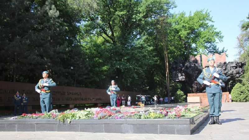 Вечный огонь 9 мая Алматы