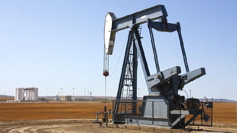 нефть, добыча качалка, месторождение нефти