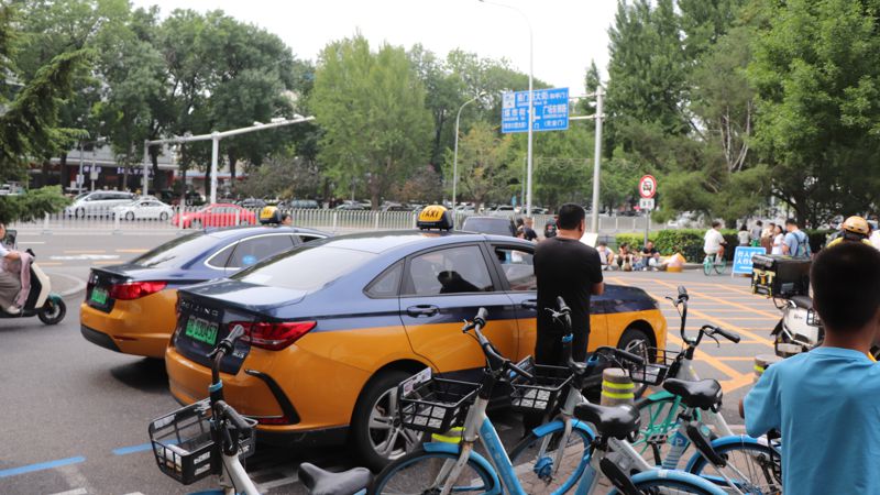 Китай Пекин автомобили люди улица