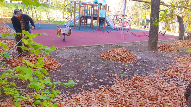 уборка листьев на детской площадке
