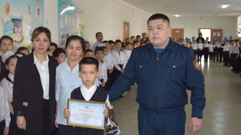 Атырау, награждение 8-летнего школьника, спасшего двух тонущих детей в Атырау Награжден 8-летний школьник, спасший двух тонущих детей в Атырау